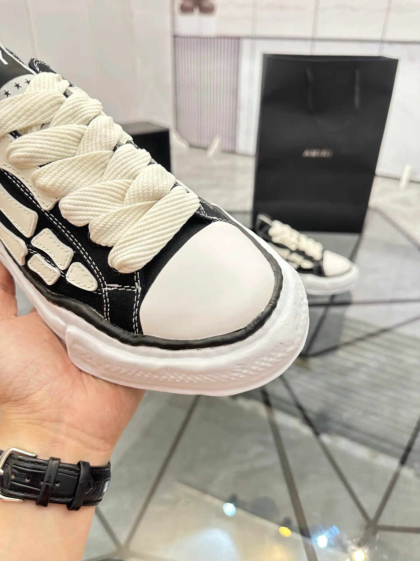 Men's shoes: 💰P520¥ High-end quality Product trademark: AMIRI* "Emil*" low-top casual shoes Regular size: 39-45 (can be customized to 46) Product materials: Upper imported original fabric spliced ​​cowhide, breathable lining, original outsole. Number: 525